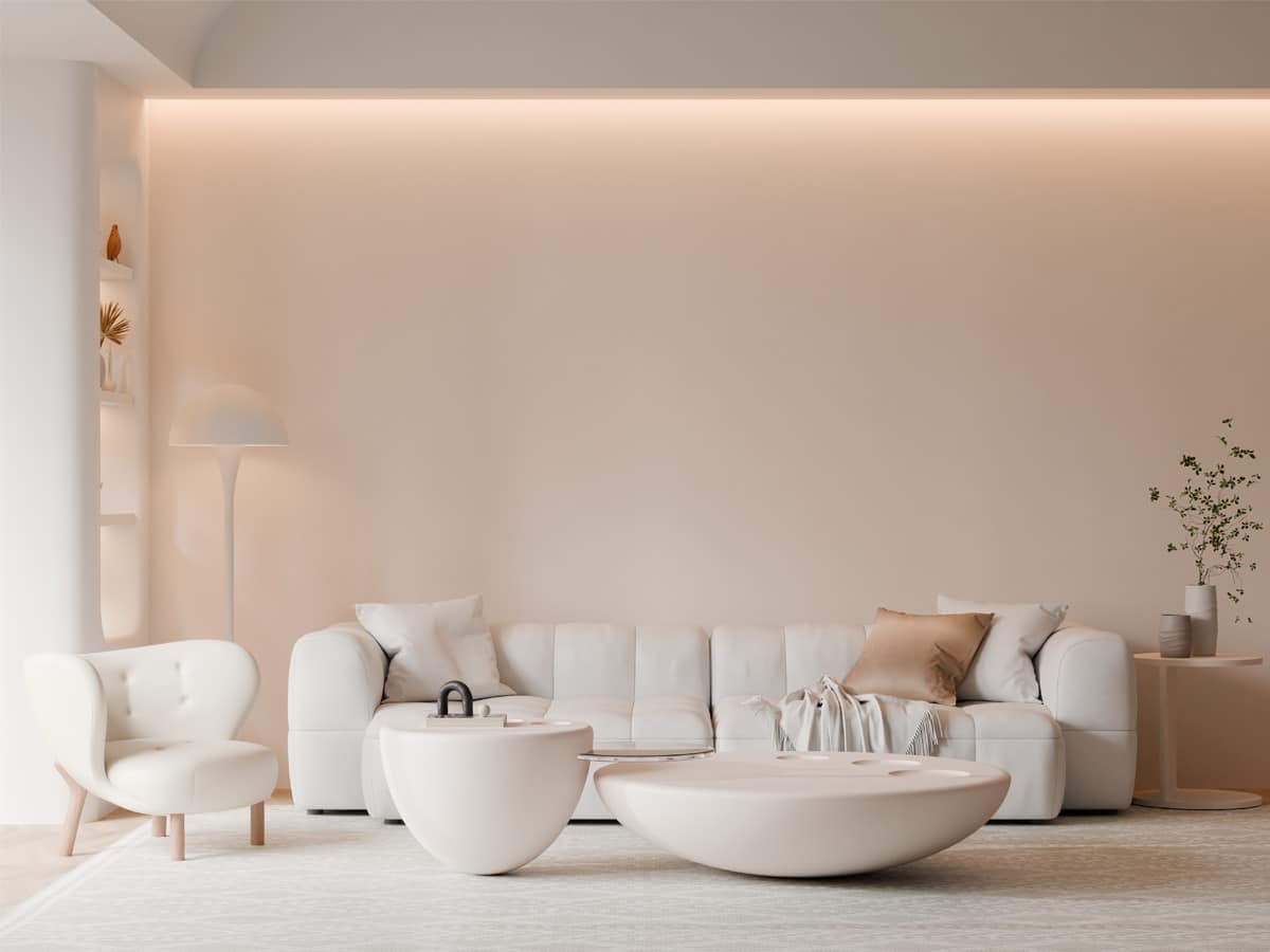 Wohnzimmer mit indirekter warmer LED-Deckenbeleuchtung